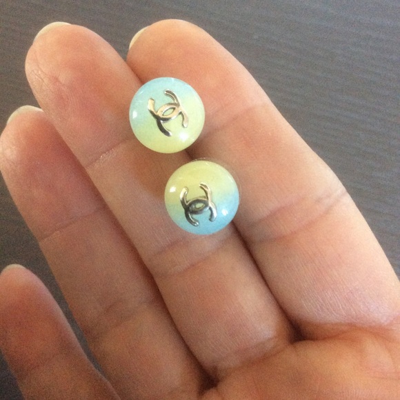 Chanel CC stud earrings. - Picture 6 of 8